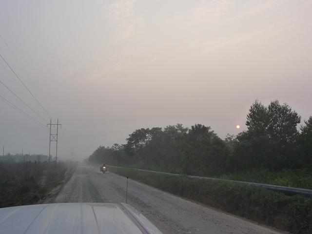 煙霧にかすむ早朝のリアウ州シアック (撮影JATAN)