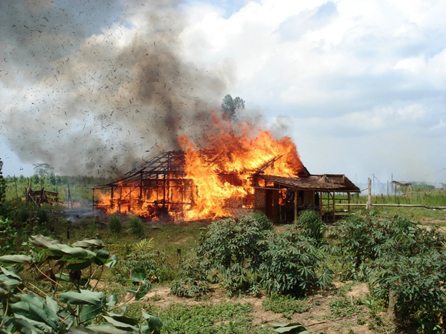 アララ・アバディのアカシア植林地　立ち退きを拒否し続けてきた住民たちの家屋に火を放って強制退去させた